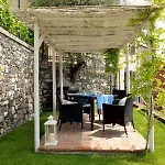 Casa Con Mini Piscina, Giardino E Area Giochi Per Bambini *