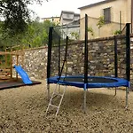 Casa Con Mini Piscina, Giardino E Area Giochi Per Bambini