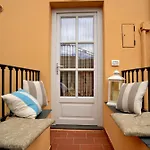 Casa Con Mini Piscina, Giardino E Area Giochi Per Bambini