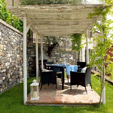 Casa Con Mini Piscina, Giardino E Area Giochi Per Bambini *