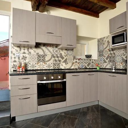 Casa Con Mini Piscina, Giardino E Area Giochi Per Bambini