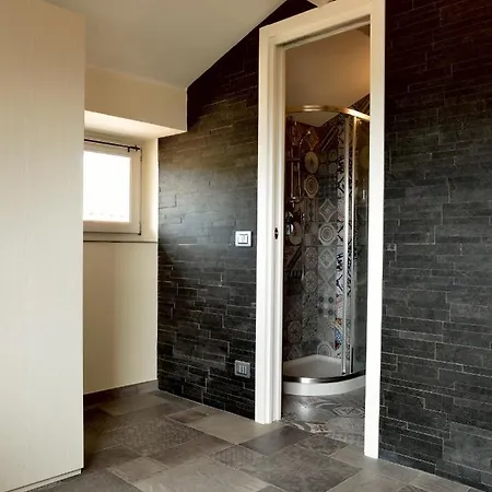 Casa Con Mini Piscina, Giardino E Area Giochi Per Bambini