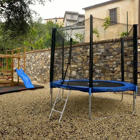 Casa Con Mini Piscina, Giardino E Area Giochi Per Bambini