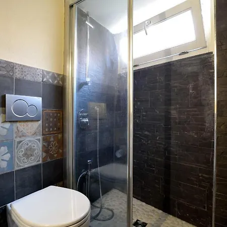 Casa Con Mini Piscina, Giardino E Area Giochi Per Bambini