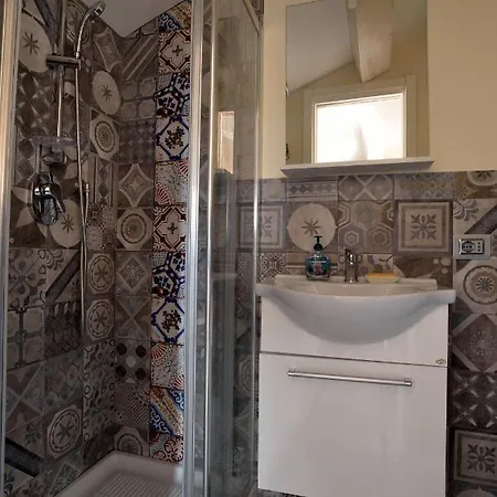 Casa Con Mini Piscina, Giardino E Area Giochi Per Bambini *