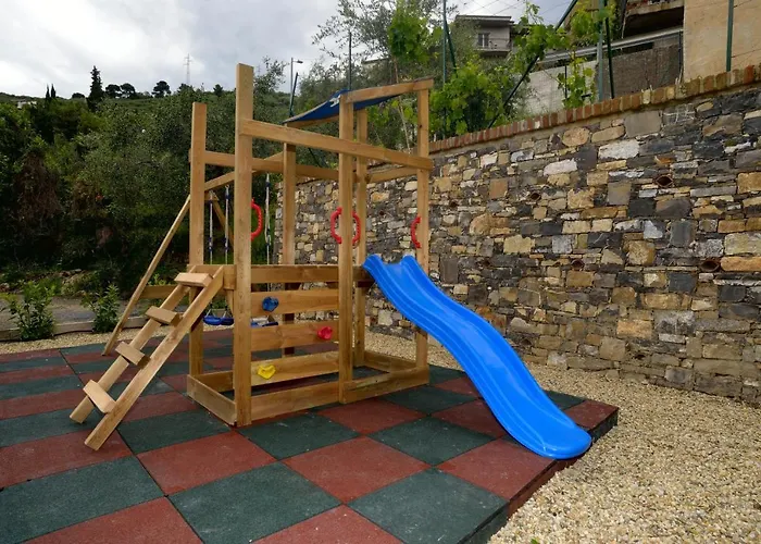 Casa Con Mini Piscina, Giardino E Area Giochi Per Bambini *