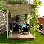 Casa Con Mini Piscina, Giardino E Area Giochi Per Bambini *