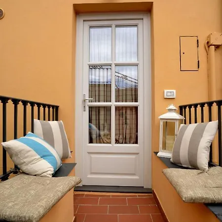 Casa Con Mini Piscina, Giardino E Area Giochi Per Bambini