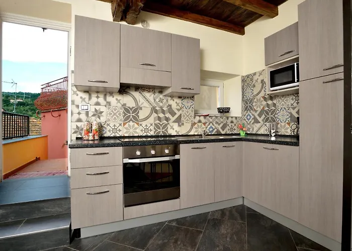 Casa Con Mini Piscina, Giardino E Area Giochi Per Bambini