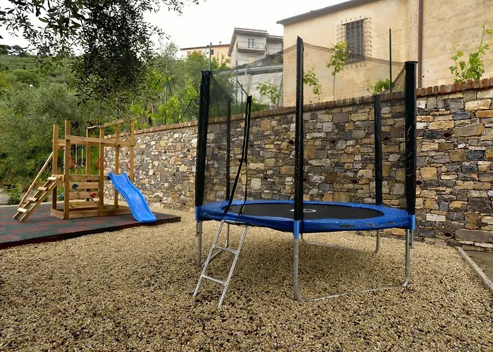 Casa Con Mini Piscina, Giardino E Area Giochi Per Bambini