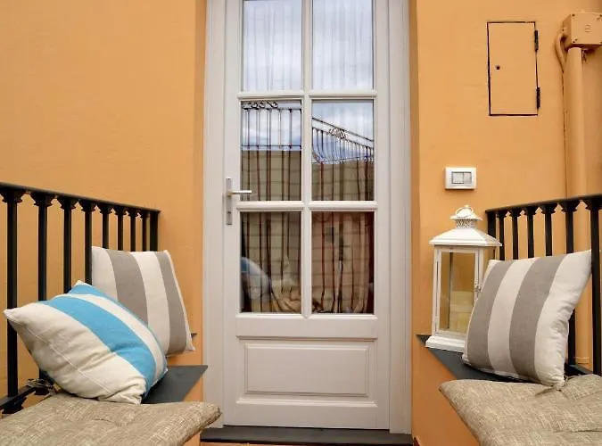 Casa Con Mini Piscina, Giardino E Area Giochi Per Bambini